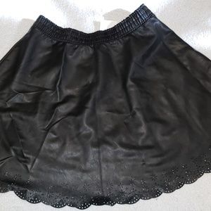 H&M PLEATHER MINI SKIRT WITH FLOWERED SCALLOPPED E